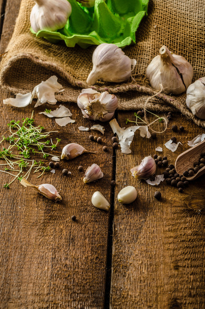 Domestic bio garlic - Czech, spices and fresh microgreens Domestic bio garlic - Foto, afbeelding