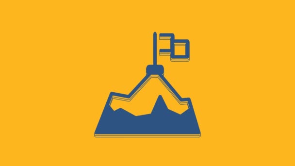 Μπλε βουνά με σημαία στην κορυφή εικονίδιο απομονώνονται σε πορτοκαλί φόντο. Σύμβολο της νίκης ή της επιτυχίας έννοια. Επίτευξη στόχου. 4K Γραφική κίνηση κίνησης βίντεο. - Πλάνα, βίντεο