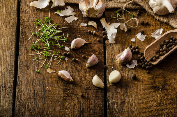 Domestic bio garlic - Czech, spices and fresh microgreens Domestic bio garlic - Foto, Bild