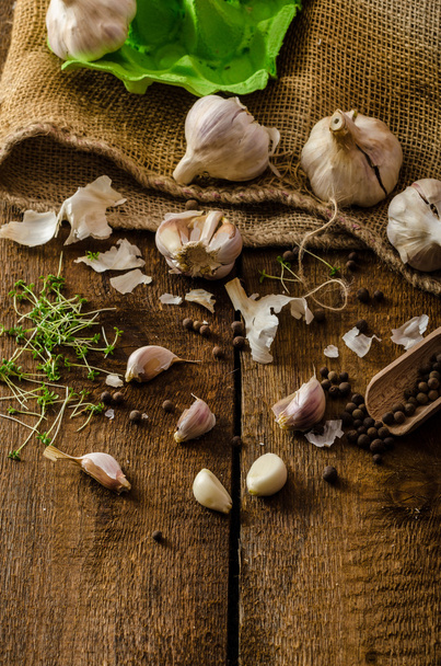 Domestic bio garlic - Czech, spices and fresh microgreens Domestic bio garlic - Fotoğraf, Görsel