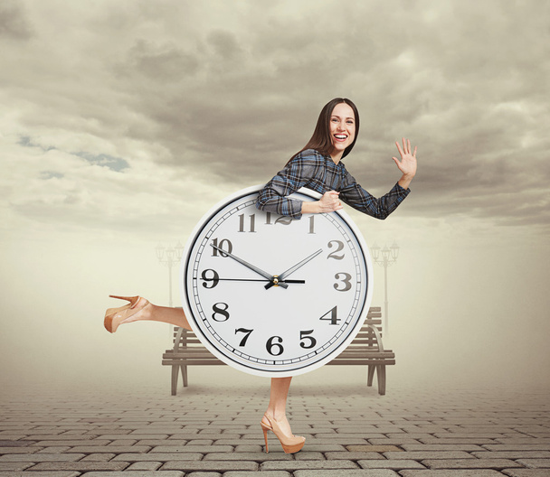 femme avec grande horloge blanche fonctionnant
 - Photo, image