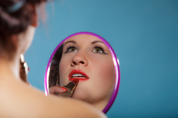 Woman applying red lipstick - Valokuva, kuva