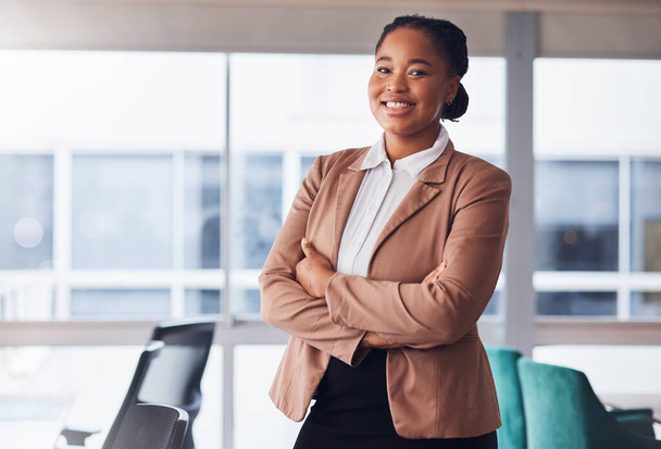 Черная женщина, бизнес и портрет с улыбкой в офисе с гордостью за карьеру или работу в качестве лидера. Молодой предприниматель доволен ростом, развитием и мышлением стартап-компании. - Фото, изображение