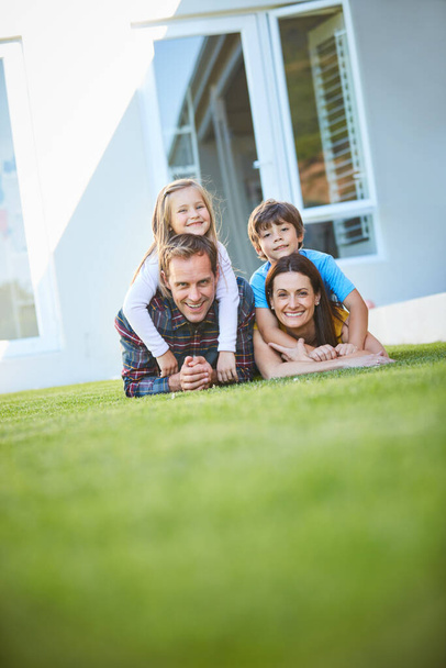 Сім'я завжди починається вдома. сім'я з чотирьох проводить час на відкритому повітрі
 - Фото, зображення