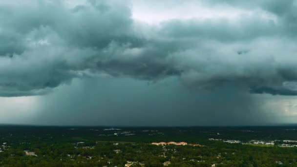 Tájkép sötét baljós felhők képződnek viharos ég alatt heves vihar. - Felvétel, videó