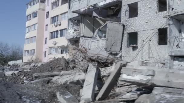 Ruïnes van het huis, beschadigd door beschietingen, Russische aanval. Vernietiging veroorzaakt door oorlog in Oekraïne, ingestort gebouw. Buzova. Luchtfoto. - Video