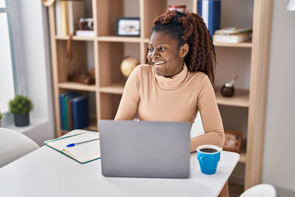 Afroamerykanka student za pomocą laptopa studiuje w domu - Zdjęcie, obraz