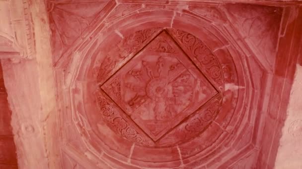 pietra rossa antica architettura del tempio indù da un'angolazione unica di giorno - Filmati, video