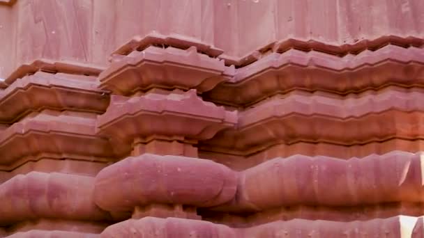 αρχαία αρχιτεκτονική του ναού των Ινδουιστών από διαφορετική γωνία την ημέρα - Πλάνα, βίντεο