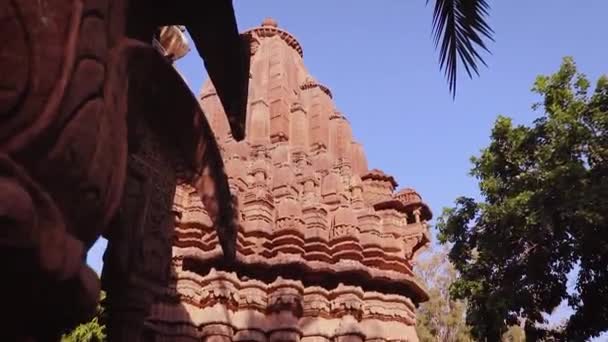 κόκκινη πέτρα αρχαία ινδουιστική αρχιτεκτονική του ναού από μοναδική γωνία την ημέρα - Πλάνα, βίντεο