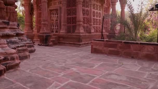 arquitectura antigua templo hindú con el cielo azul brillante desde un ángulo único en la toma del día en mandore jardín jodhpur rajasthan india. - Imágenes, Vídeo
