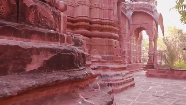 pietra rossa antica architettura del tempio indù da un'angolazione unica di giorno - Filmati, video