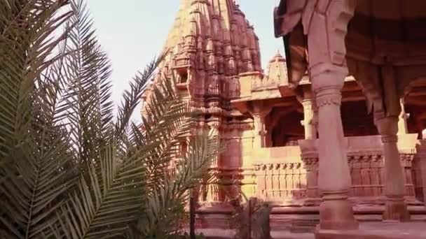 czerwony kamień starożytnej hinduskiej świątyni architektury z unikalnym kątem w dzień - Materiał filmowy, wideo