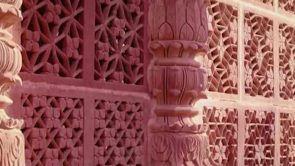 alte hinduistische Tempelarchitektur mit hellem Himmel aus einzigartigen Blickwinkeln am Tag aufgenommen in Mandore Garden Jodhpur Rajasthan Indien. - Filmmaterial, Video