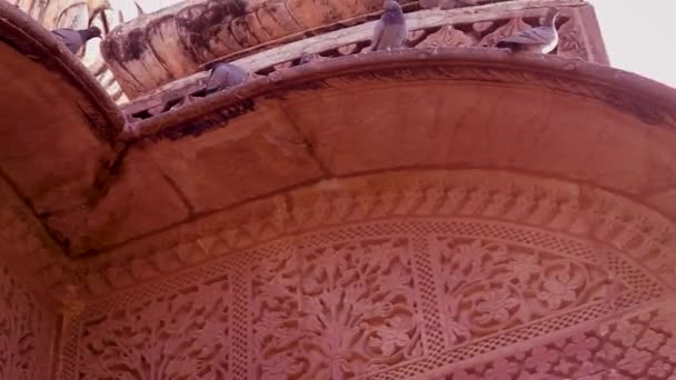 vörös kő ősi hindu templom építészet egyedülálló szögből nappal - Felvétel, videó