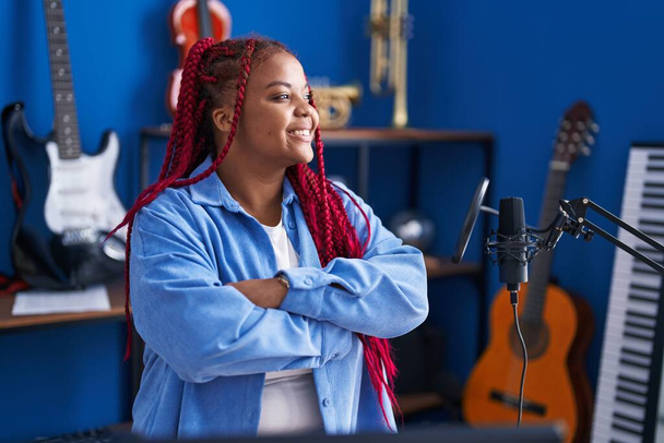 Afričanky americká žena umělec úsměv sebevědomí stojící s rukama zkřížené gesto na hudební studio - Fotografie, Obrázek