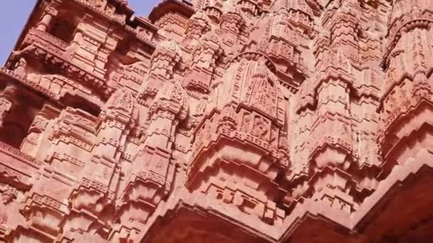Roter Stein alten hinduistischen Tempel Architektur von einzigartigen Winkel am Tag - Filmmaterial, Video