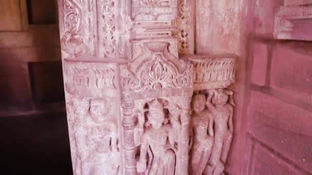 pierre rouge ancienne architecture du temple hindou sous un angle unique le jour - Séquence, vidéo