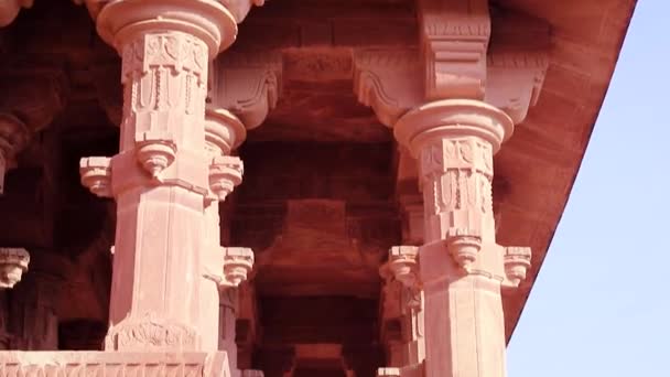 oude hindoe tempel architectuur met heldere hemel vanuit een unieke hoek op dag - Video
