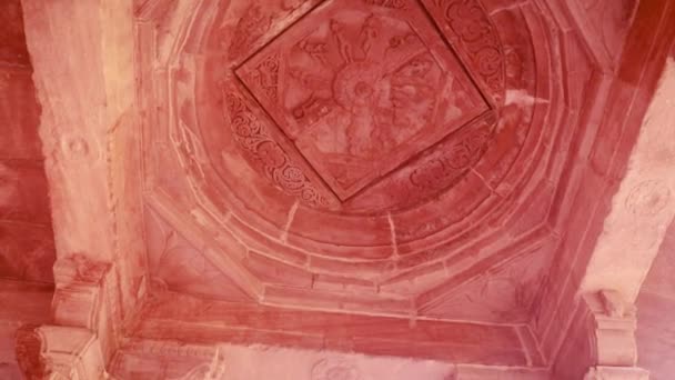 punainen kivi antiikin hindu temppeli arkkitehtuuri ainutlaatuinen kulma päivällä - Materiaali, video