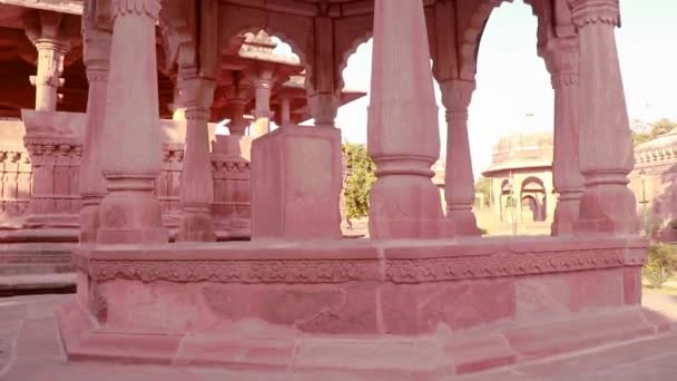 Kırmızı taş antik Hindu tapınağı mimarisi gündüz benzersiz bir açıyla. - Video, Çekim