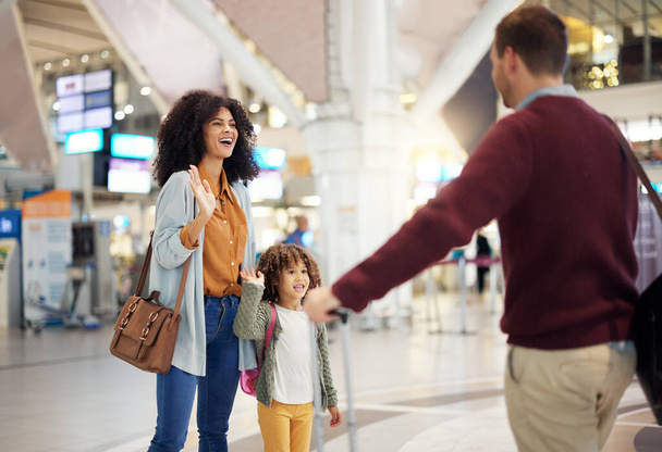 Boldog családi üdvözlés apa a repülőtéren üdvözlésére haza, újraegyesülés és utazás bevándorlás a nemzetközi járaton. Interracial anya, apa és lány vagy gyerek integetett, hello és izgatott, hogy papa a hallban. - Fotó, kép