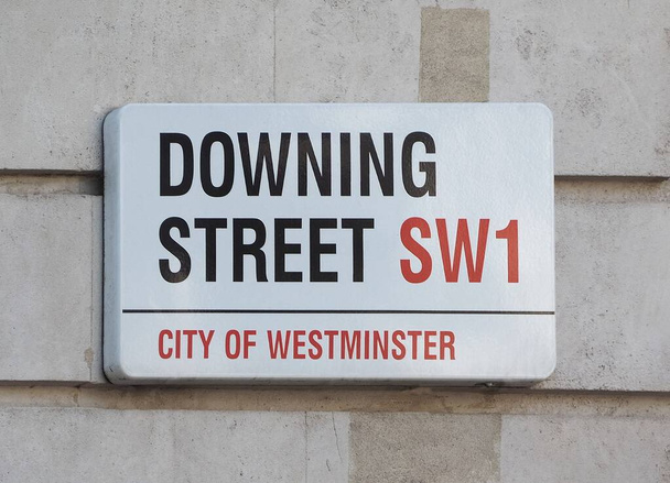LONDON, Egyesült Királyság - CIRCA 2023 FEBRUÁR: Downing Street SW1 Westminster város aláírása - Fotó, kép