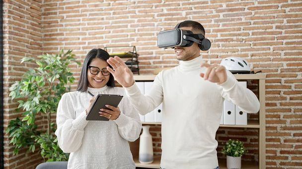 Mies ja nainen yritystyöntekijät käyttävät kosketuslevyä ja virtuaalitodellisuus lasit toimistossa - Valokuva, kuva