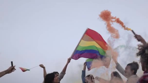 Жінки з ЛГБТ райдужним прапором. Група людей на гей-параді. Так. Високоякісні кадри з твердим вмістом кадрів - Кадри, відео