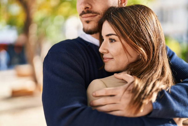Mand i kobieta przytulają się w parku - Zdjęcie, obraz