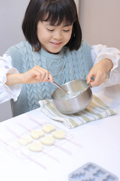 Japanilainen opiskelija tyttö ruoanlaitto valkoinen suklaa (8 vuotta vanha) - Valokuva, kuva