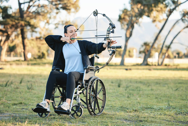 Engelli kadın, tekerlekli sandalyede okçuluk ve Kanada 'da aktif spor yaşam tarzıyla mücadele. Parkta engelli biri, silah çalıştırmak için zindelik aktivitesi ve hobi için ok hedefi. - Fotoğraf, Görsel