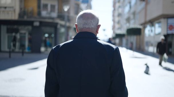 Senior steht rückwärts auf Straße - Foto, Bild