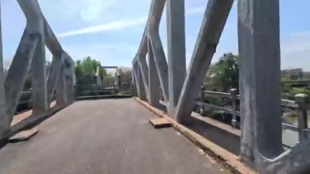 POV Un puente está roto, no hay camino por delante. Una trampa. La gente no puede cruzar el río. Imágenes de alta calidad 4k - Metraje, vídeo