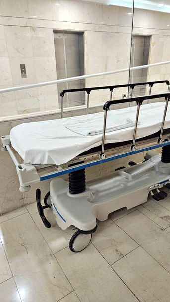 Empty hospital stretcher and wheelchair after the patient dies from being operated on in the operating room, ready to transport serious patients - Zdjęcie, obraz