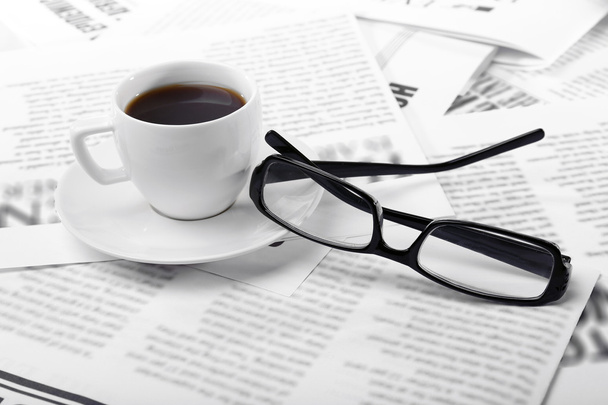 Glasses and newspapers, close-up - Foto, Imagem