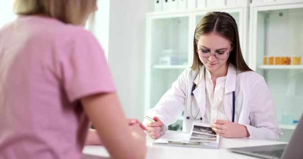 Доктор показує ультразвукове зображення вагітній жінці в клініці. УЗД внутрішніх органів та консультація лікаря
 - Кадри, відео