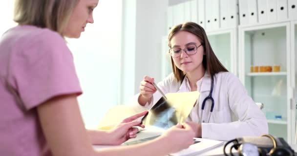 Arzt zeigt Patientin Röntgenbild der Brust Lungenentzündung und Auswirkungen des Rauchens - Filmmaterial, Video
