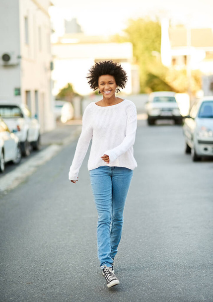 Η πιο ευτυχισμένη γυναίκα στην πόλη. Πορτρέτο μιας χαρούμενης νεαρής γυναίκας που πηγαίνει βόλτα στην πόλη - Φωτογραφία, εικόνα