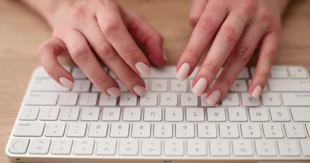 Γυναίκα κομψά χέρια στο πληκτρολόγιο του υπολογιστή πληκτρολογούν κείμενο. Ανεξάρτητος ελεύθερος επαγγελματίας τηλεργασίας και σταδιοδρομία πληροφορικής - Πλάνα, βίντεο