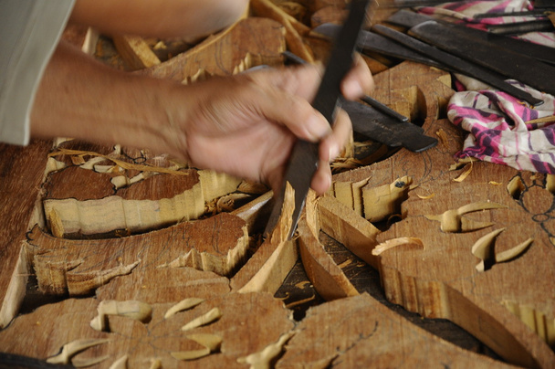 Artisan qualifié qui sculpte le bois selon la méthode traditionnelle
 - Photo, image