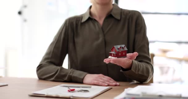 Geschäftsfrau Maklerin übergibt Haus-Modell-Nahaufnahme Kauf und Versicherung eines Hauses, das vermietet und in Immobilien investiert - Filmmaterial, Video