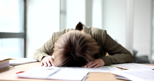 Κουρασμένη εξαντλημένη απογοητευμένη αναλύτρια επιχειρηματίας κάθεται στη δουλειά. Συναισθήματα απελπισίας και κατάθλιψης - Πλάνα, βίντεο