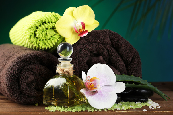 Trattamenti Spa con fiori di orchidea su tavolo in legno su sfondo colorato
 - Foto, immagini