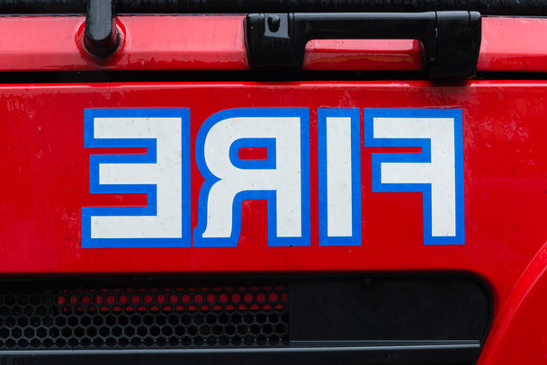 La parola Fuoco al contrario sulla parte anteriore di un motore antincendio - Foto, immagini