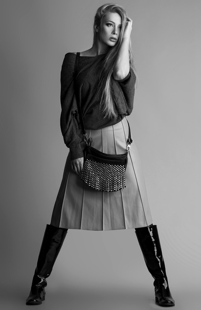 Ritratto emotivo di una splendida modella bionda di moda in posa su sfondo grigio. Colpo in studio. Stile hipster. Ricevuto. Bianco e nero
 - Foto, immagini