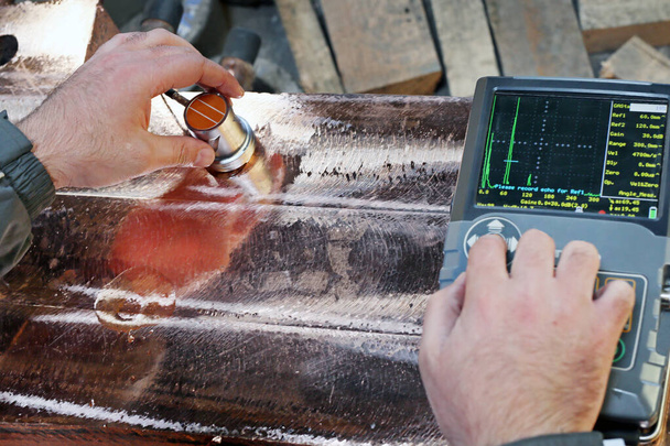Essais ultrasonores ou ultrasonores sur des matériaux de coulée de cuivre. Un exemple courant est la mesure d'épaisseur par ultrasons, qui teste l'épaisseur de l'objet d'essai. - Photo, image