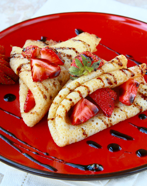 süße, dünne französische Crêpes, serviert mit Erdbeeren - Foto, Bild