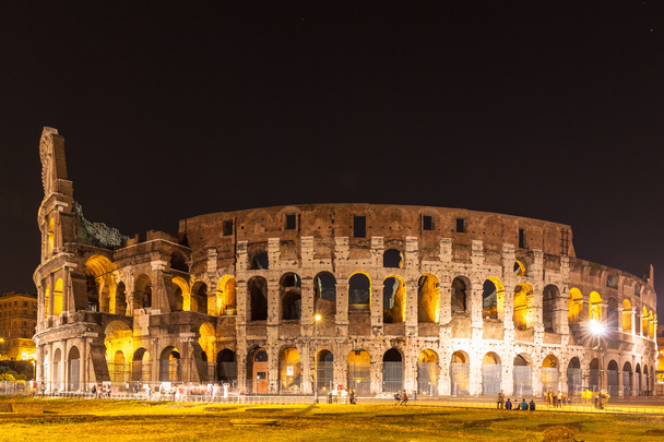 Roma'daki Colosseum gece görünümü - Foto, afbeelding