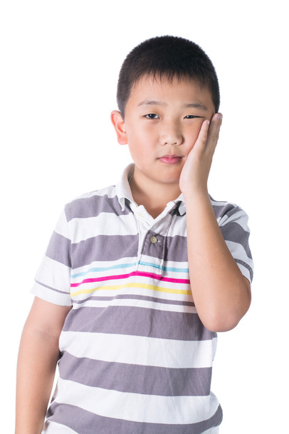 Yüzünü üzerinde beyaz izole eliyle tutarak bir diş ağrısı olan çocuk - Fotoğraf, Görsel